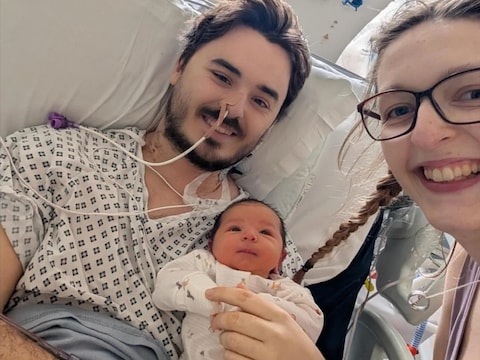 Sam, baby Sophie en Emma stralen na hun herwonnen gezinsgeluk.