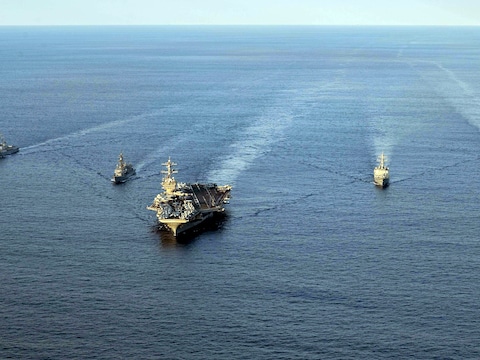 Archiefbeeld, vrijgegeven door Amerikaanse autoriteiten, van een konvooi Amerikaanse, Japanse en Zuid-Koreaanse marineschepen.