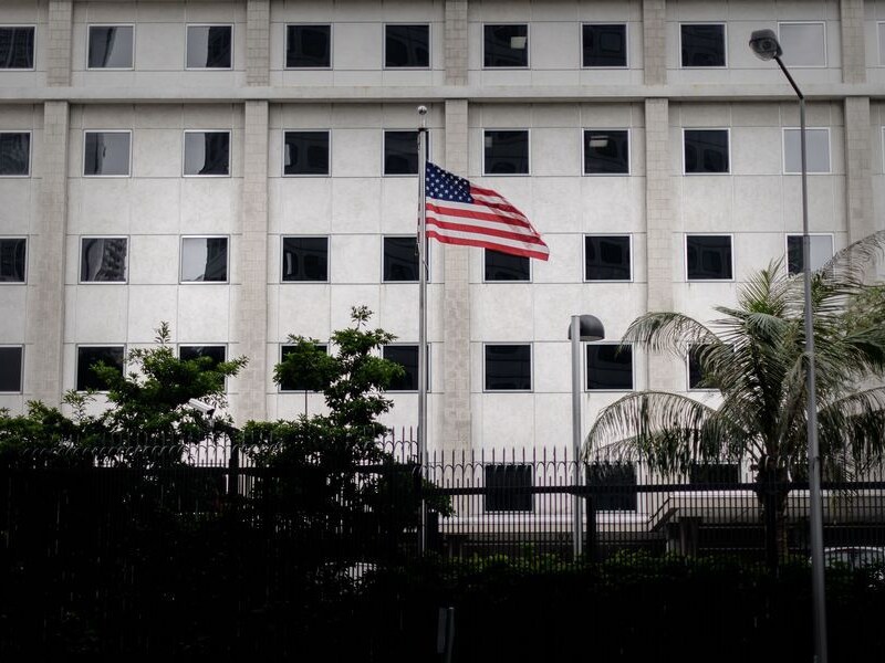De amerikaanse vlag wappert voor het Amerikaanse consulaat in Hongkong