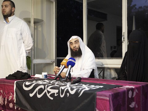 Fouad Belkacem van Sharia4Belgium naast de nikab dragende Stéphanie D.