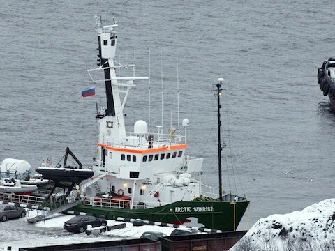 Het Greenpeaceschip Arctic Sunrise in de haven van Moermansk.