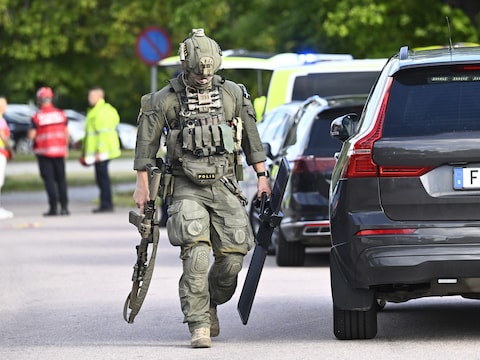 Een zwaarbewapende agent bij de school in Fagersta vrijdag.
