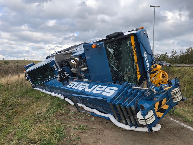 Telescoopkraan belandt op flank naast E34 in Sint-Gillis-Waas: verkeer richting Knokke moet omrijden