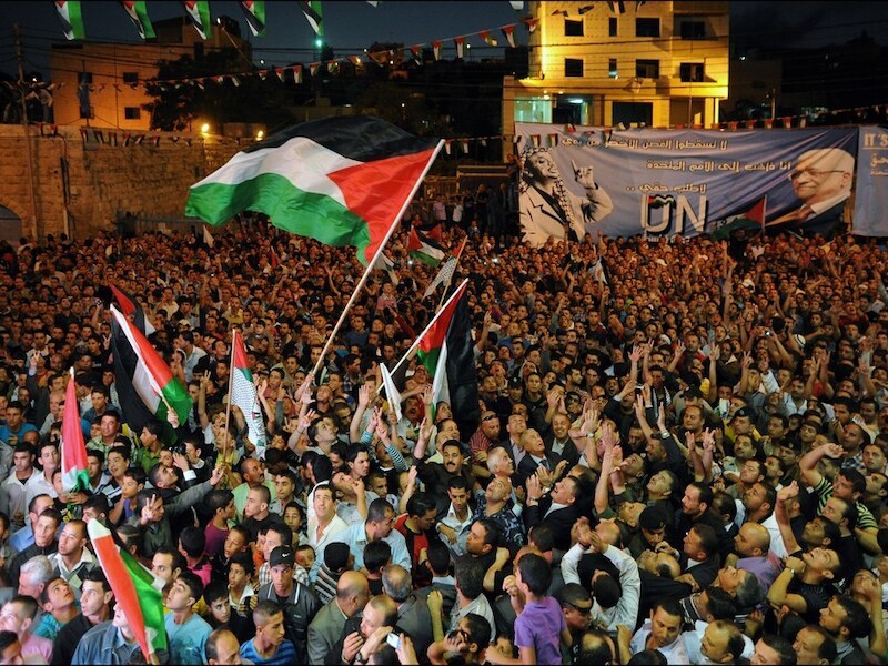In Hebron was een menigte bijeengekomen om de speech van Abbas op een groot scherm te bekijken.