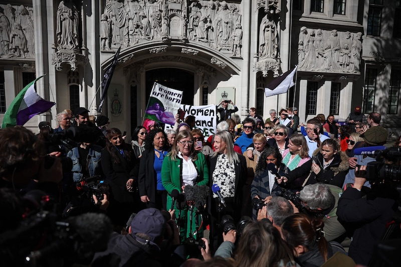 Imagen de archivo. Los miembros de For Women Scotland hablan con la prensa después del veredicto del Tribunal Superior. (16/04/25) 