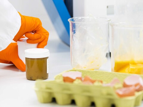 Een medewerker van het laboratorium van de Nederlandse Voedsel- en Warenautoriteit (NVWA) onderzoekt eieren op de aanwezigheid van het gif fipronil