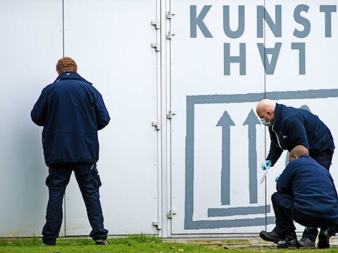 De politie doet sporenonderzoek in de Kunsthal na de schilderijenroof in oktober vorig jaar