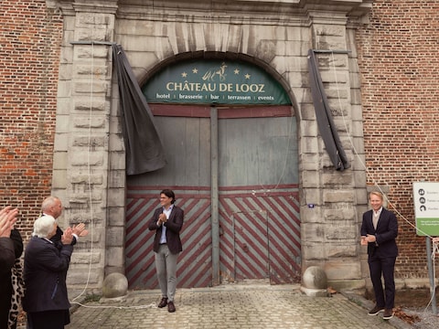 Voorstellingen en concerten vinden plaats op verschillende locaties in het dorp, waaronder Château de Looz.