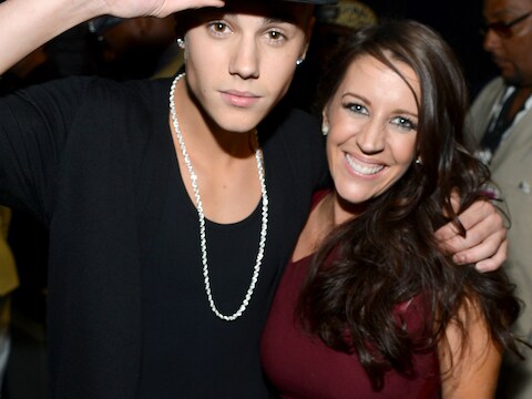 Justin met zijn moeder Pattie.