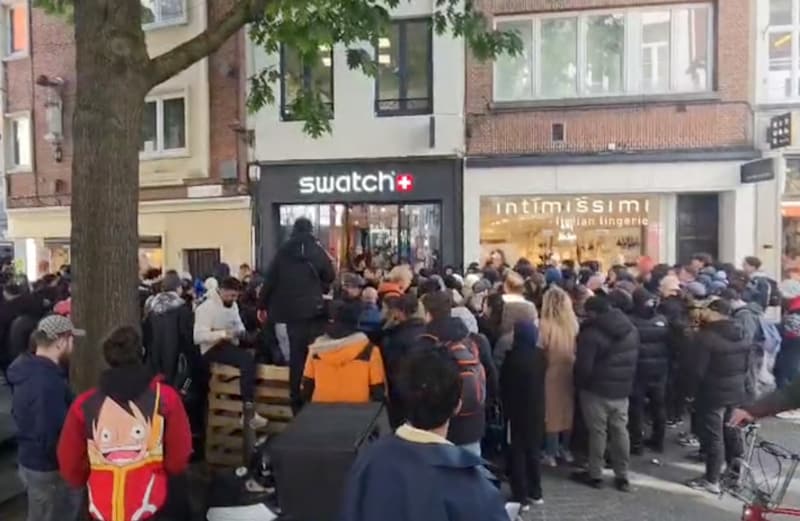 In Antwerpen kampeert men al sinds woensdag aan de winkel.