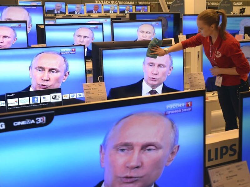 President Poetin beantwoordde vandaag op de Russische televisie vragen van kijkers. Het interview werd over heel Rusland live uitgezonden, zoals hier in een warenhuis in Moskou.