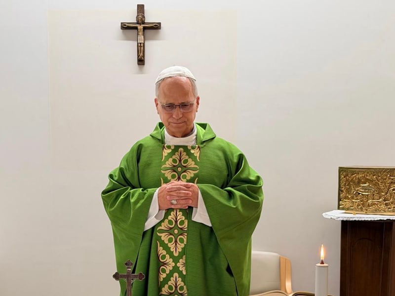 Op de foto is te zien hoe paus Leo XIV een mis opdraagt in een kapel die speciaal voor hem in het ziekenhuis is ingericht.