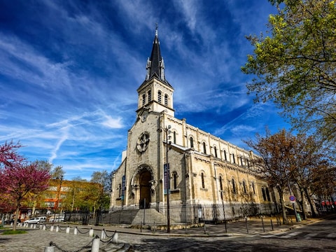 Kort voor het begin van de viering bracht de vrouw de granaten naar de Notre-Dame-de-la-Gare-kerk.