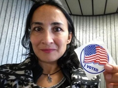 Asra Omani kreeg bakken kritiek over zich nadat ze heeft opgebiecht voor Donald Trump te hebben gestemd.