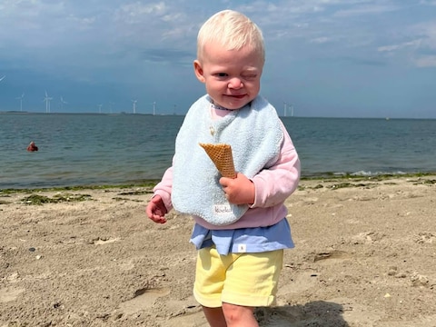 Florence tijdens een uitstapje aan zee.
