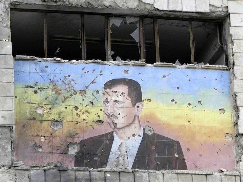 Een afbeelding van de Syrische president Bashar al-Assad op een gebouw in Aleppo.
