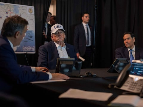 Trump (midden) volgde de Amerikaanse aanvallen op Iran vanuit Florida samen met CIA-directeur John Rattcliffe (links) en de minister van Buitenlandse Zaken Marco Rubio (rechts)