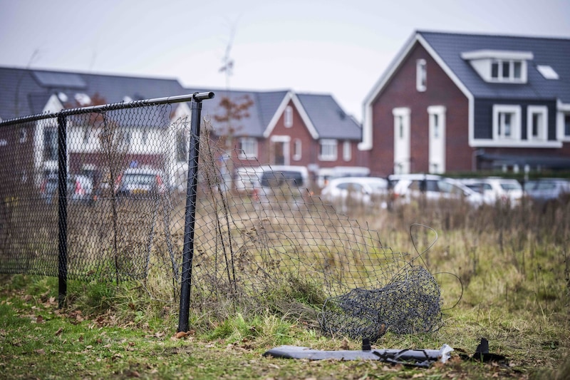Het kapotte hek op de Elburgerweg op de dag na een aanrijding waarbij meerdere mensen gewond raakten. 