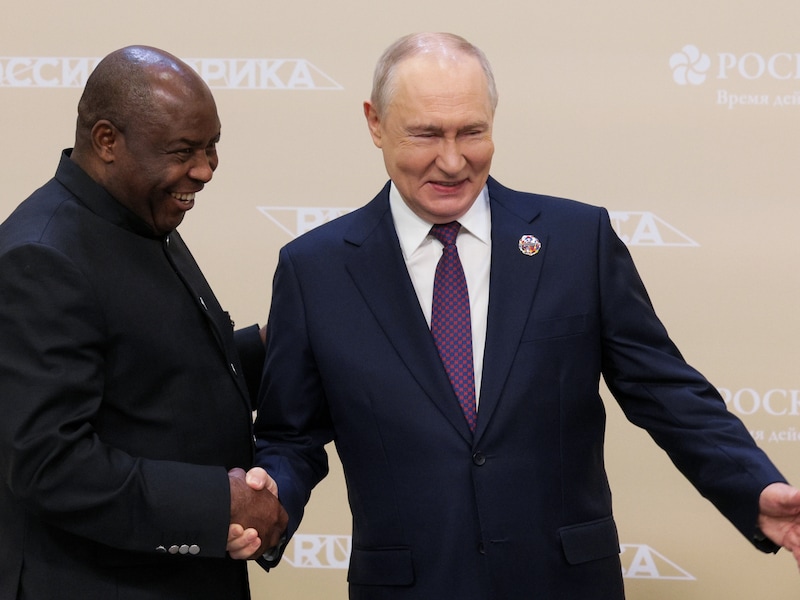 Poetin met Evariste Ndayishimiye, president van de Republiek Burundi.