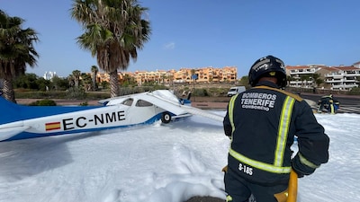 Opschudding op Tenerife: vliegtuig landt midden op straat vlak bij luchthaven en eindigt tegen rotonde