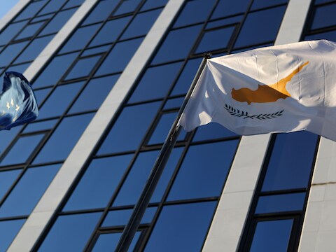 Cyprus zit in een moeiijle positie door de sterke banden met het geplaagde Griekenland.
