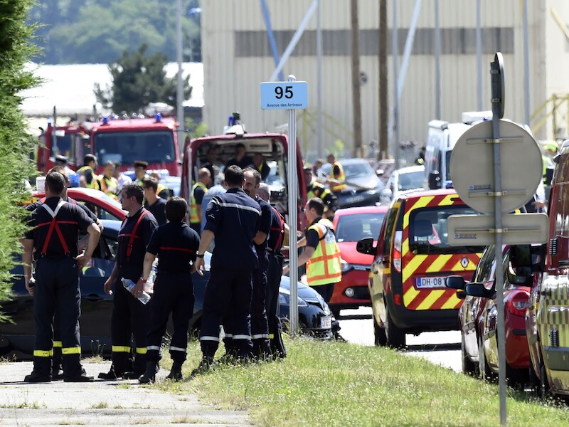 Politie en brandweer verzamelen zich voor de fabriek van Air Products in Saint-Quentin-Fallavier.