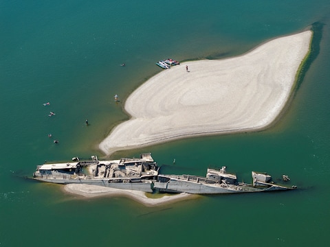 Dronebeelden tonen hoe mensen zwemmen in de Donau bij een gezonken Duits oorlogsschip uit de Tweede Wereldoorlog.