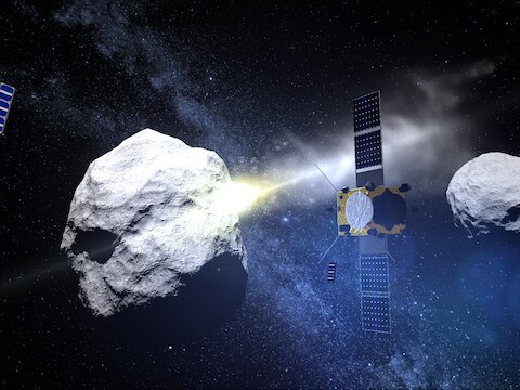 Ruimtesonde AIM registreert de impact van DART op Didymoon in deze illustratie van ESA.