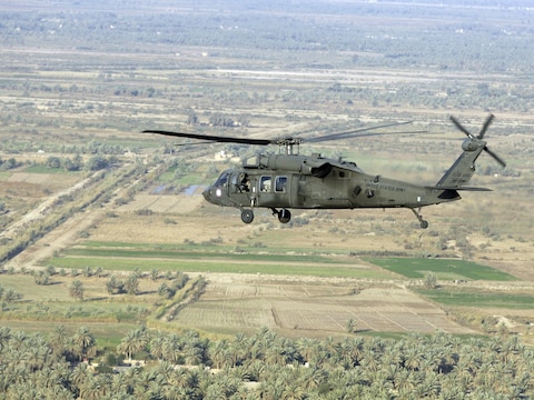 Een Amerikaanse helikopter van het type Black Hawk vliegt over Bagdad, Irak.