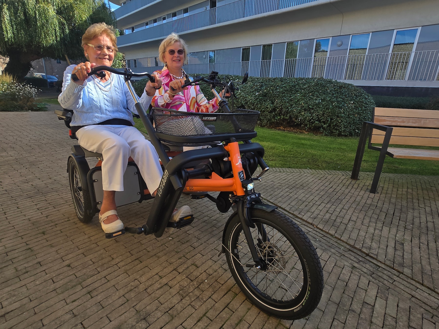 Dankzij duofiets halen mensen met dementie dierbare herinneringen op. “Het was lang geleden dat ik de zee nog gezien had. Onderweg herkende ik veel van vroeger”