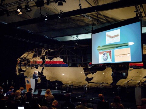 Beeld van een toelichting op het rapport van de Onderzoeksraad voor Veiligheid (OVV) met de resultaten van het onderzoek naar de oorzaak van de ramp met vlucht MH17.