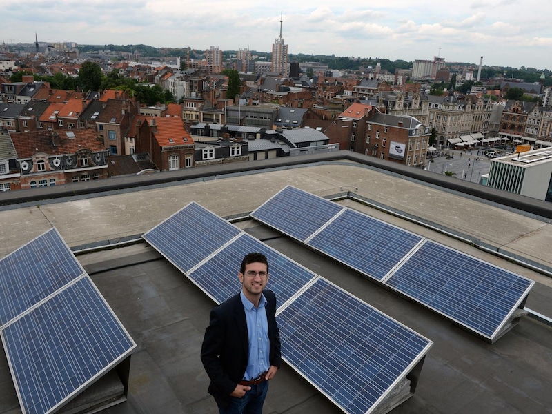 Mohamed Ridouani bij de zonnepanelen op het dak van het stadskantoor.