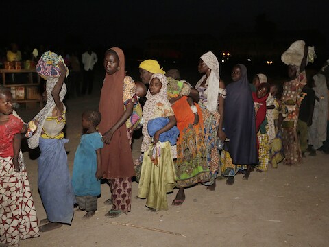 De geredde meisjes en vrouwen arriveren in een vluchtelingenkamp in Yola.