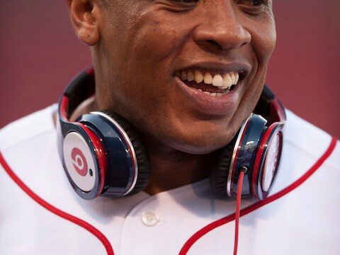 Dr. Dre met Beats-hoofdtelefoon.