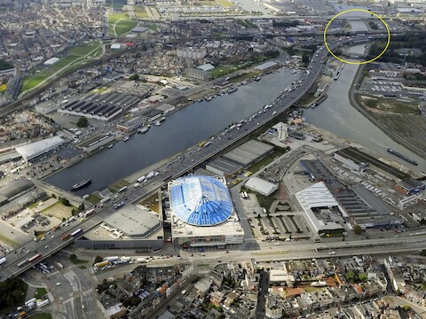 De brug over het Albertkanaal die een tunnel zou worden.