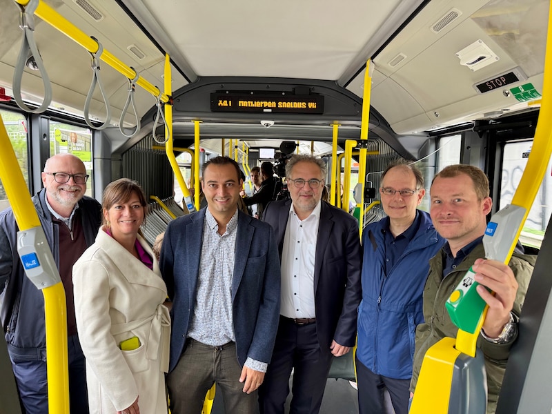 Voorzitter Antwerpse vervoerregioraad test samen met burgemeesters van Ranst en Schilde snelbus vanop nieuwe halte aan P&R in Oelegem