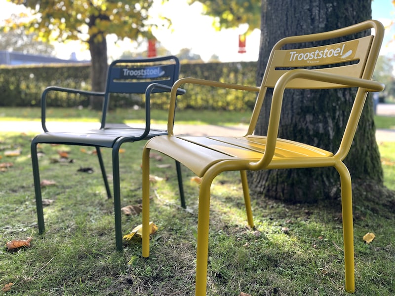 Op de begraafplaatsen van Rijkevorsel staan voortaan enkele trooststoelen.