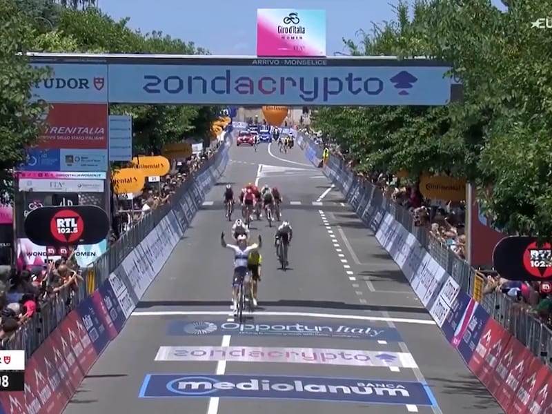 Lotte Kopecky schenkt ploeggenote Lorena Wiebes tweede ritzege in Giro met perfecte lead-out
