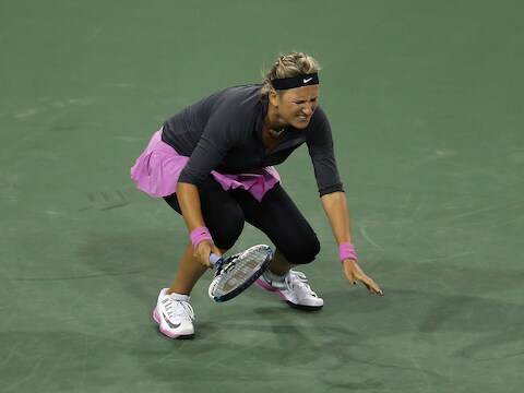 Azarenka verbijt zichtbaar de pijn in haar laatste optreden in maart in Indian Wells.