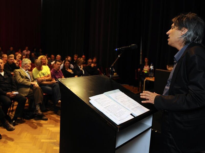 Advocaat Walter Van Steenbrugge op de persconferentie in de Gentse Vooruit.