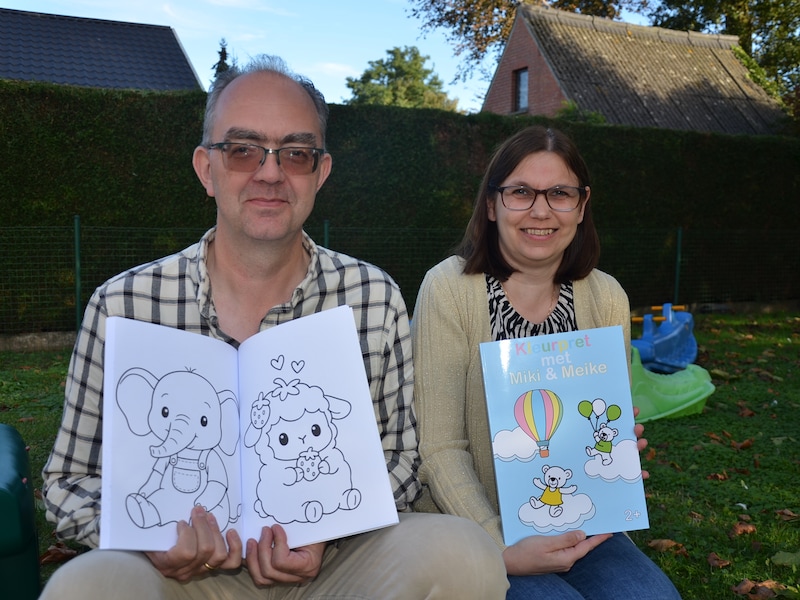 Stijn Laceur en Mieke Belon van Meike.shop met het kleurboek.