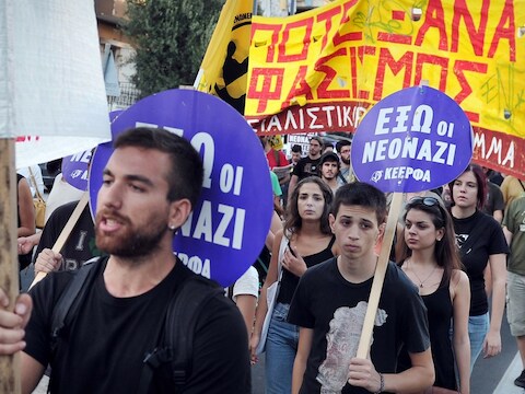 Anti-fascisme demonstranten in Athene dragen borden met het opschrift "Fascisme nooit meer opnieuw".