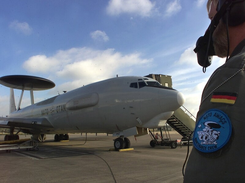 Archiefbeeld van een NAVO-piloot en een AWACS-vliegtuig.