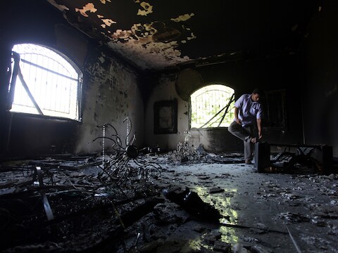 Het interieur van het aangevallen Amerikaanse consulaat in Benghazi, twee dagen na de aanslag.