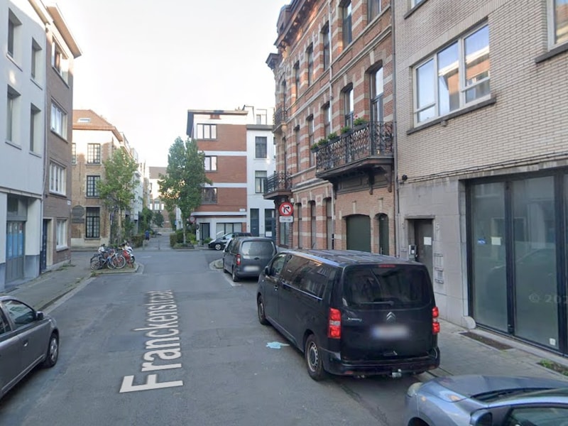 Brandweer Zone Antwerpen kwam donderdagochtend ter plaatse in de Frankrijkstraat nadat rook was ontstaan door een kortsluiting in een woning.