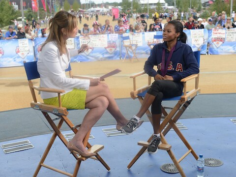 Turnster Gabby Douglas wordt geïnterviewd door NBC-presentatrice Savannah Guthrie.