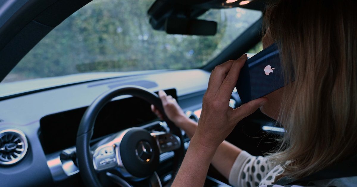 Vrouw krijgt boete nadat ze gsm “manipuleerde” tijdens het rijden