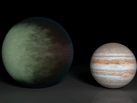 Kepler-7b (links) is iets groter dan Jupiter (rechts), het is de eerste exoplaneet waarvan de wolken in kaart zijn gebracht.