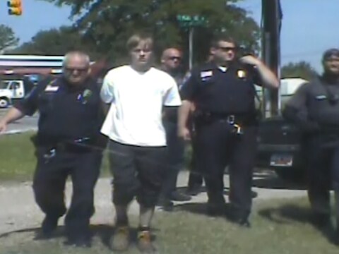Dylann Roof had na zijn zestien uur durende vluchtpoging honger. De agenten die hem arresteerden vonden dat hij een hamburger mocht krijgen, zo verklaart de politiechef.
