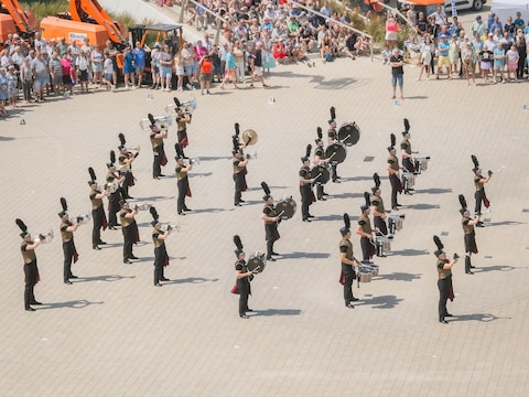 Het 40-koppige showkorps WIK uit Oostende in actie